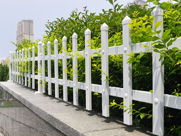 PVC草坪护栏图片2
